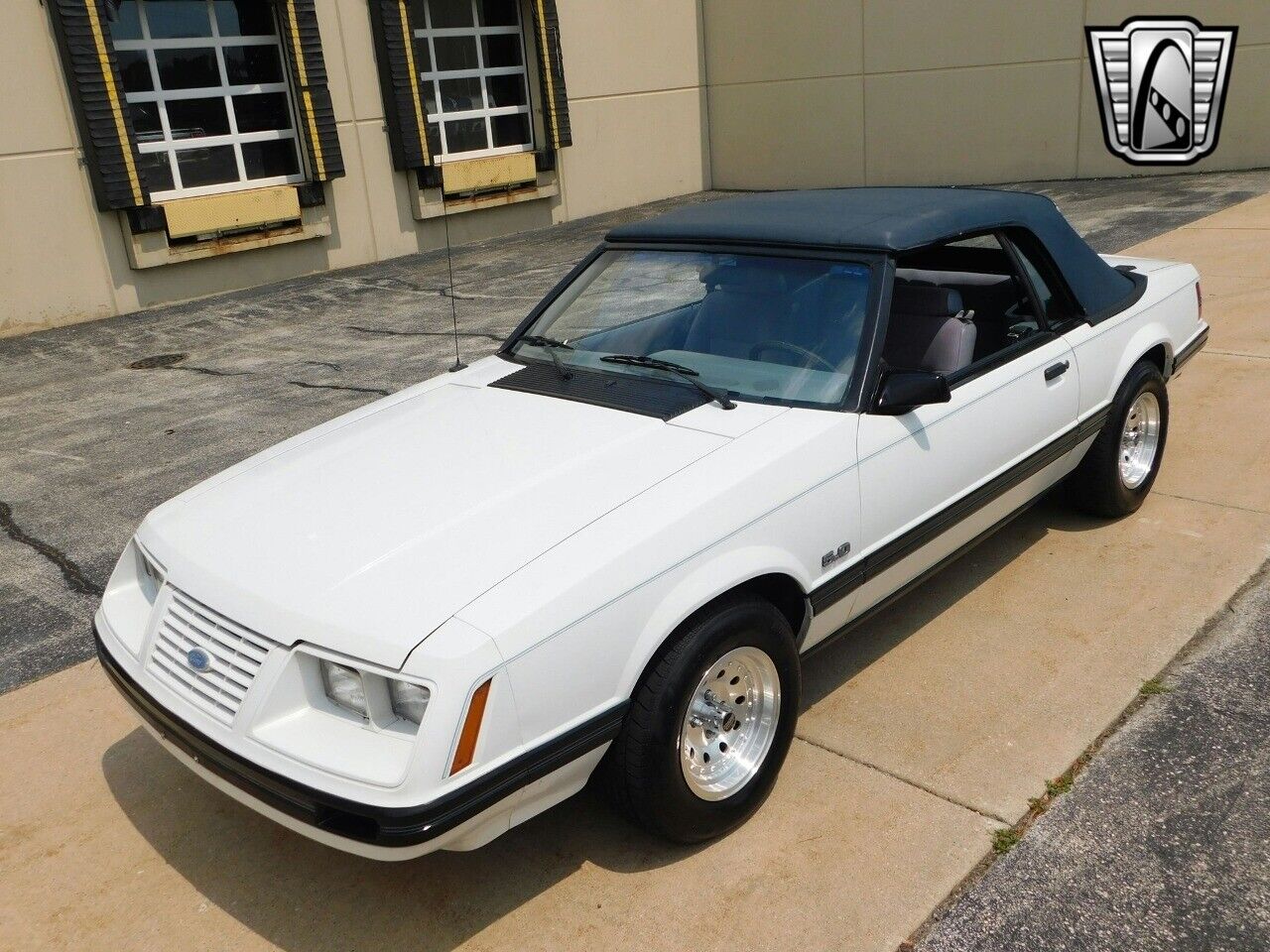 Ford-Mustang-Cabriolet-1984-White-Blue-147397-2