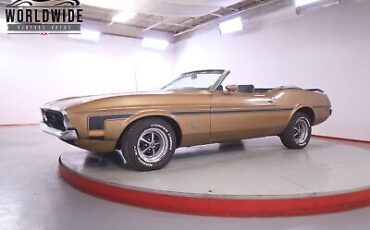 Ford Mustang Convertible  year1}