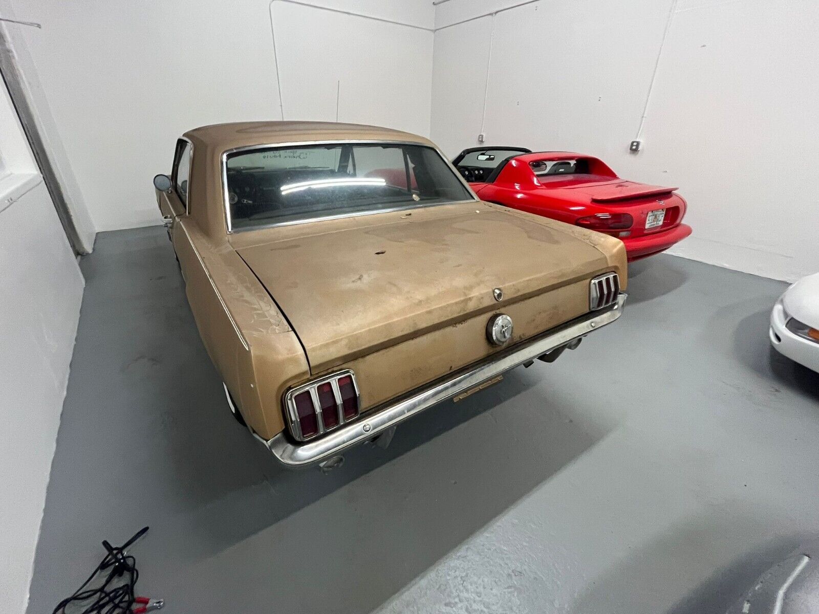 Ford-Mustang-Coupe-1964-Gold-114410-10