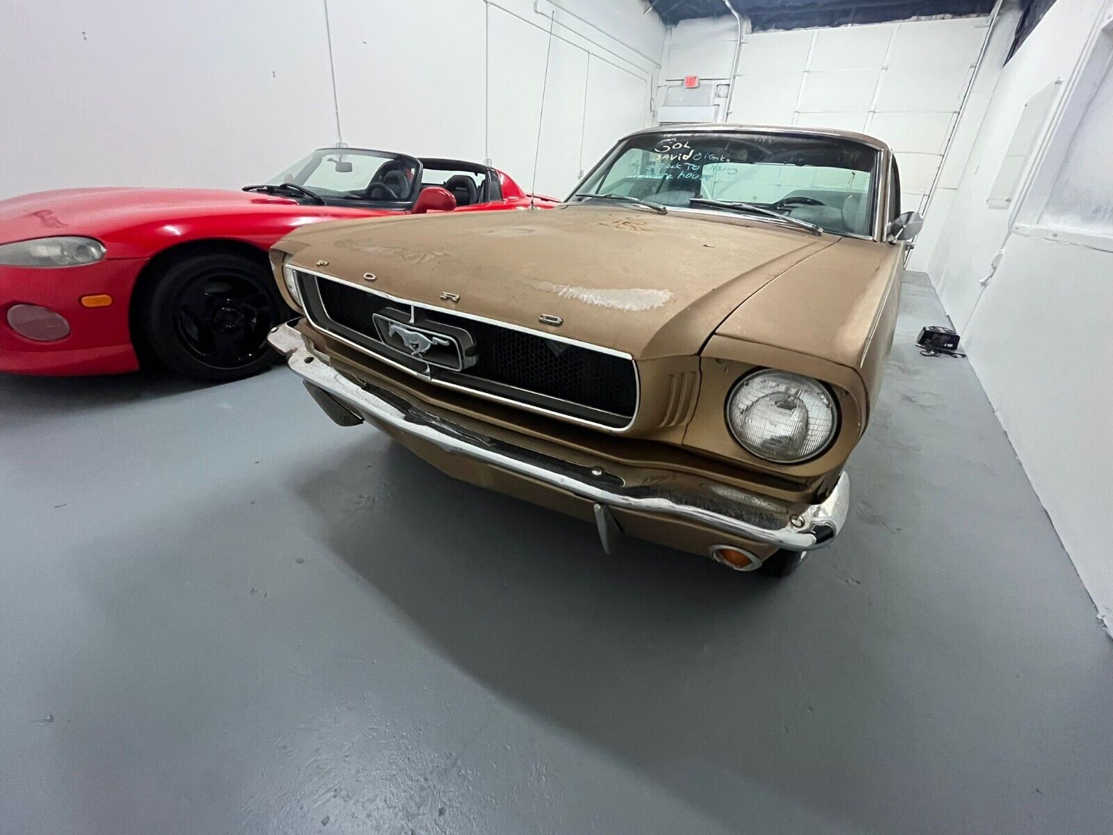 Ford-Mustang-Coupe-1964-Gold-114410-13