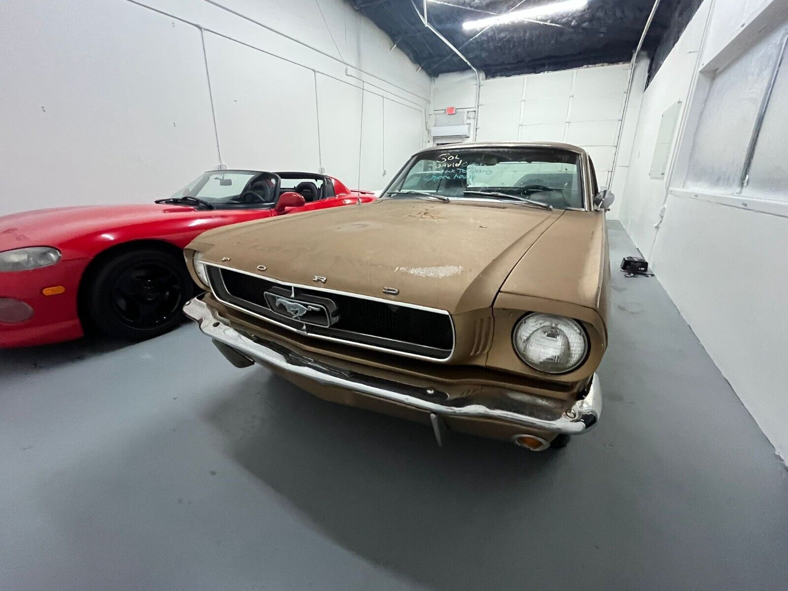 Ford-Mustang-Coupe-1964-Gold-114410-2