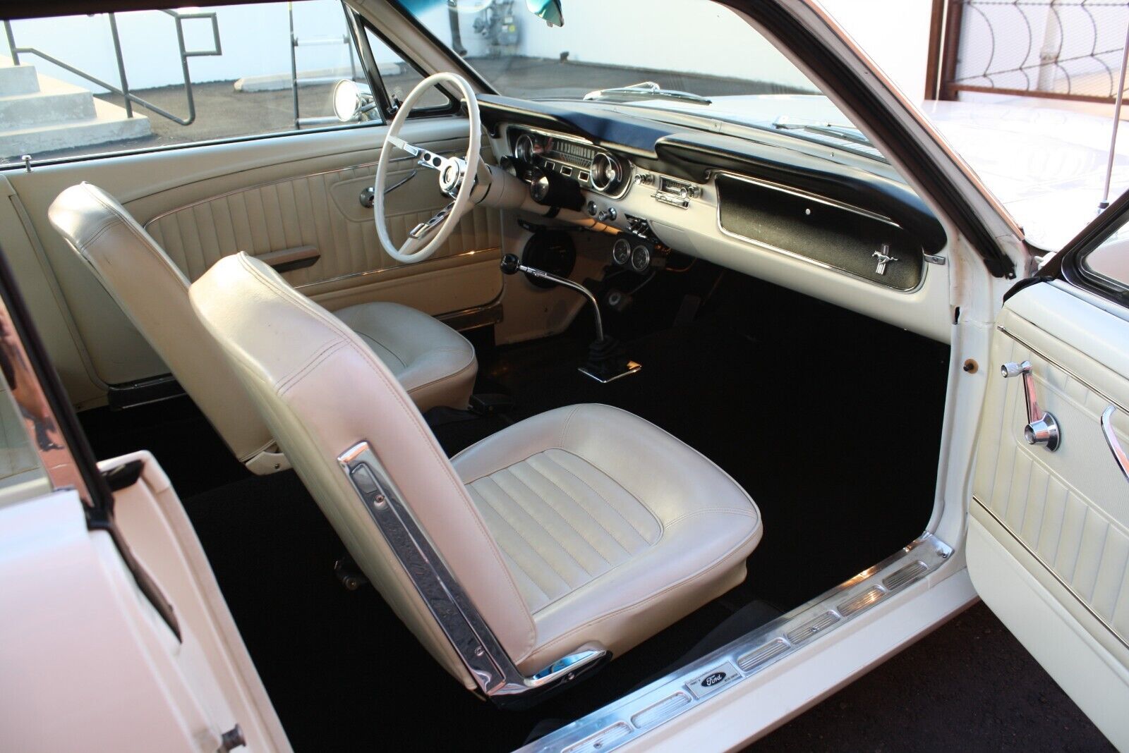 Ford-Mustang-Coupe-1965-White-White-54525-13