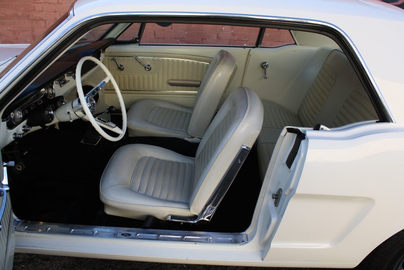 Ford-Mustang-Coupe-1965-White-White-54525-4