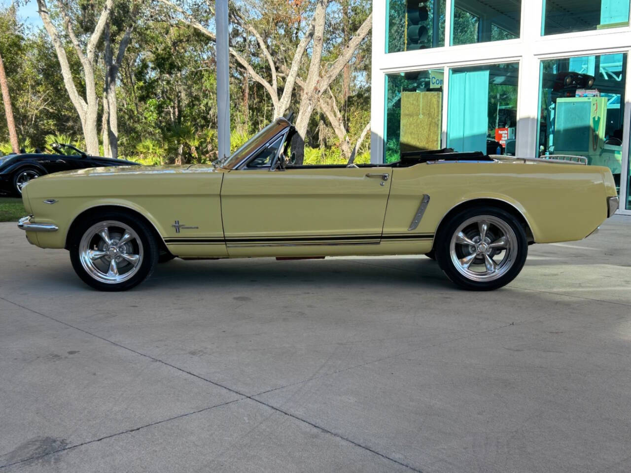 Ford-Mustang-Coupe-1965-Yellow-Black-51139-10