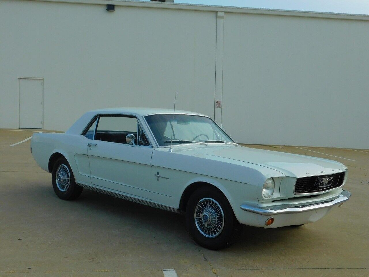 Ford-Mustang-Coupe-1966-White-Black-28207-9