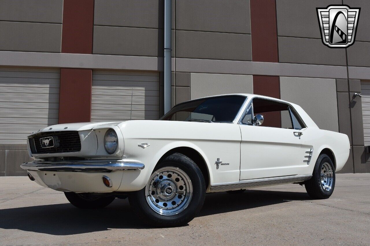 Ford-Mustang-Coupe-1966-White-Red-110700-2