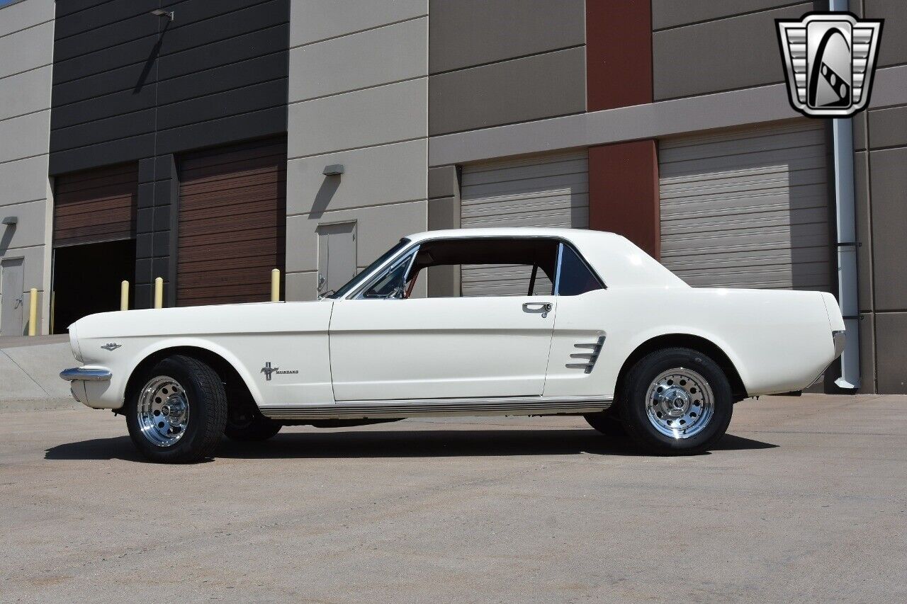 Ford-Mustang-Coupe-1966-White-Red-110700-3