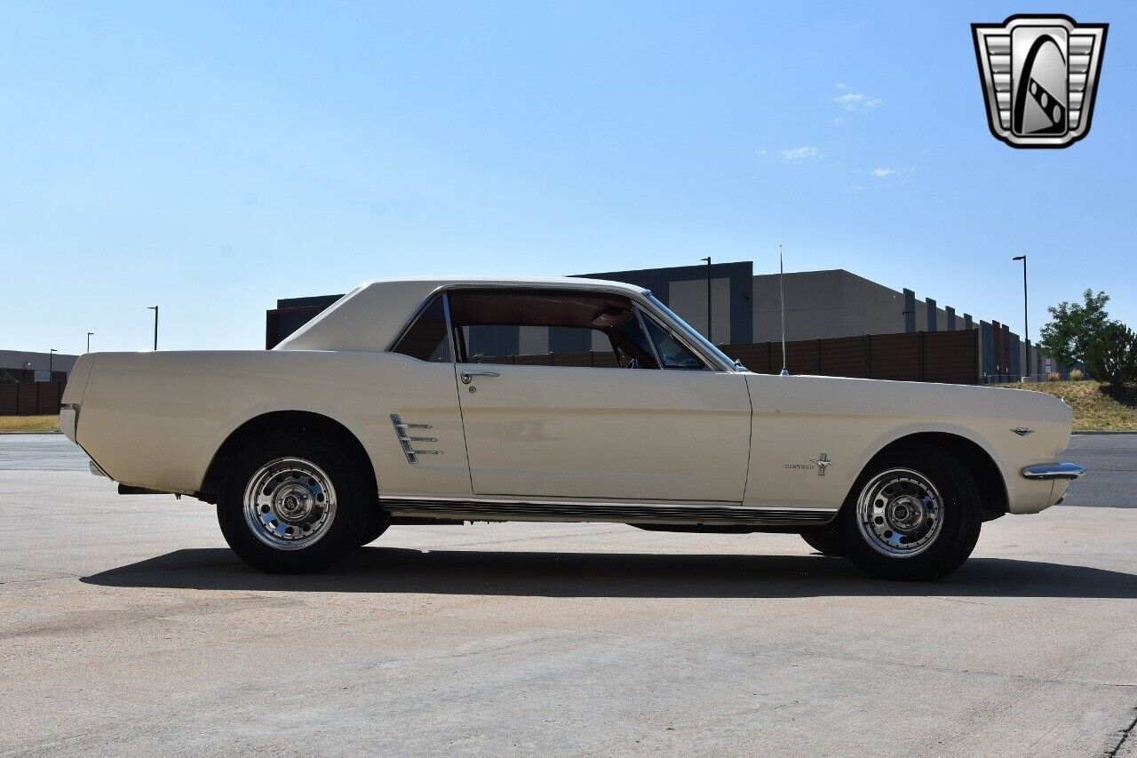 Ford-Mustang-Coupe-1966-White-Red-110700-7