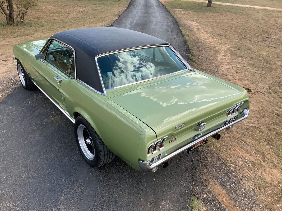 Ford-Mustang-Coupe-1967-Gold-Gold-134762-2