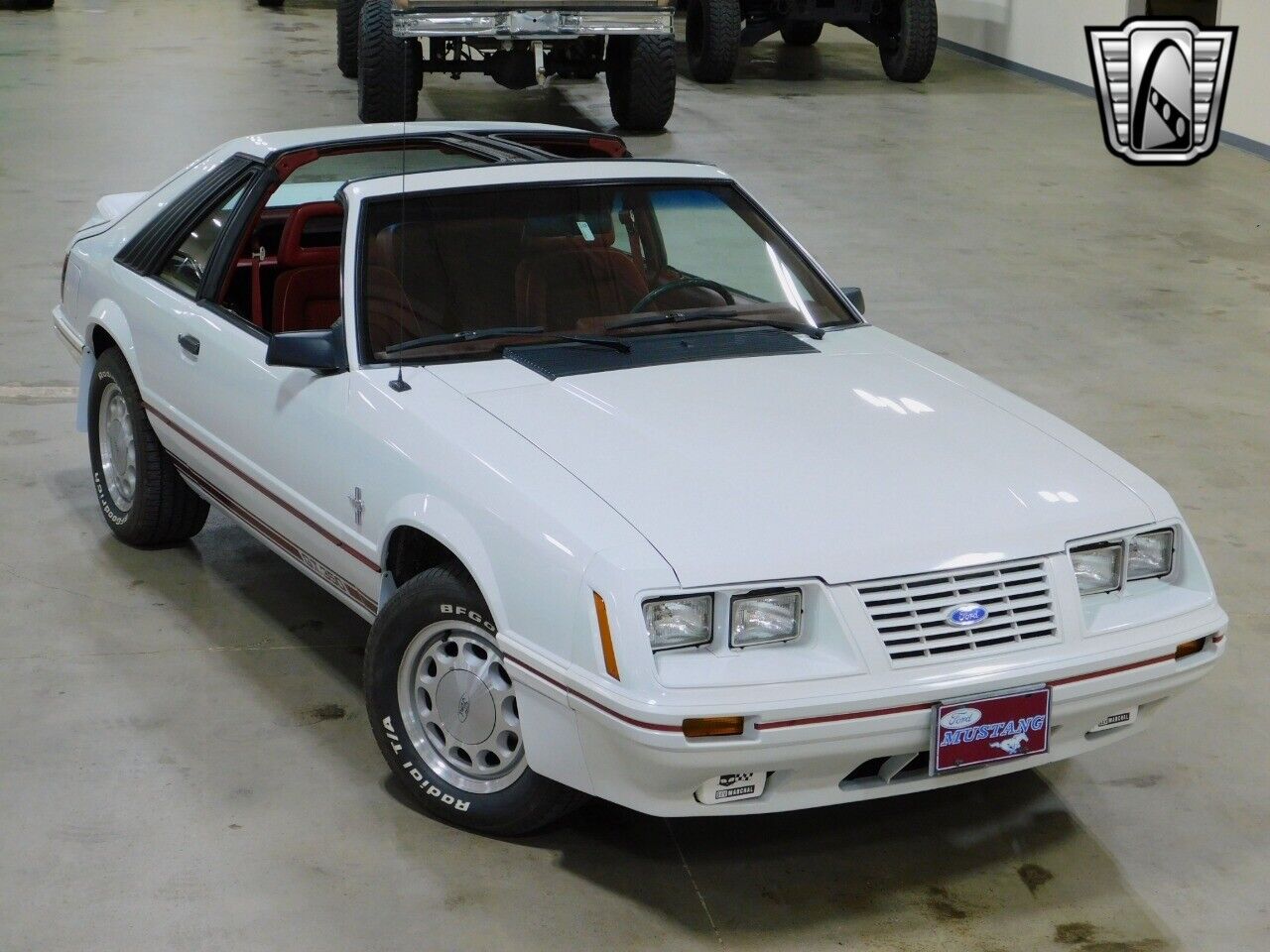 Ford-Mustang-Coupe-1984-White-Red-31521-11