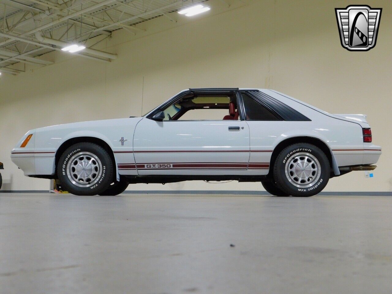 Ford-Mustang-Coupe-1984-White-Red-31521-3