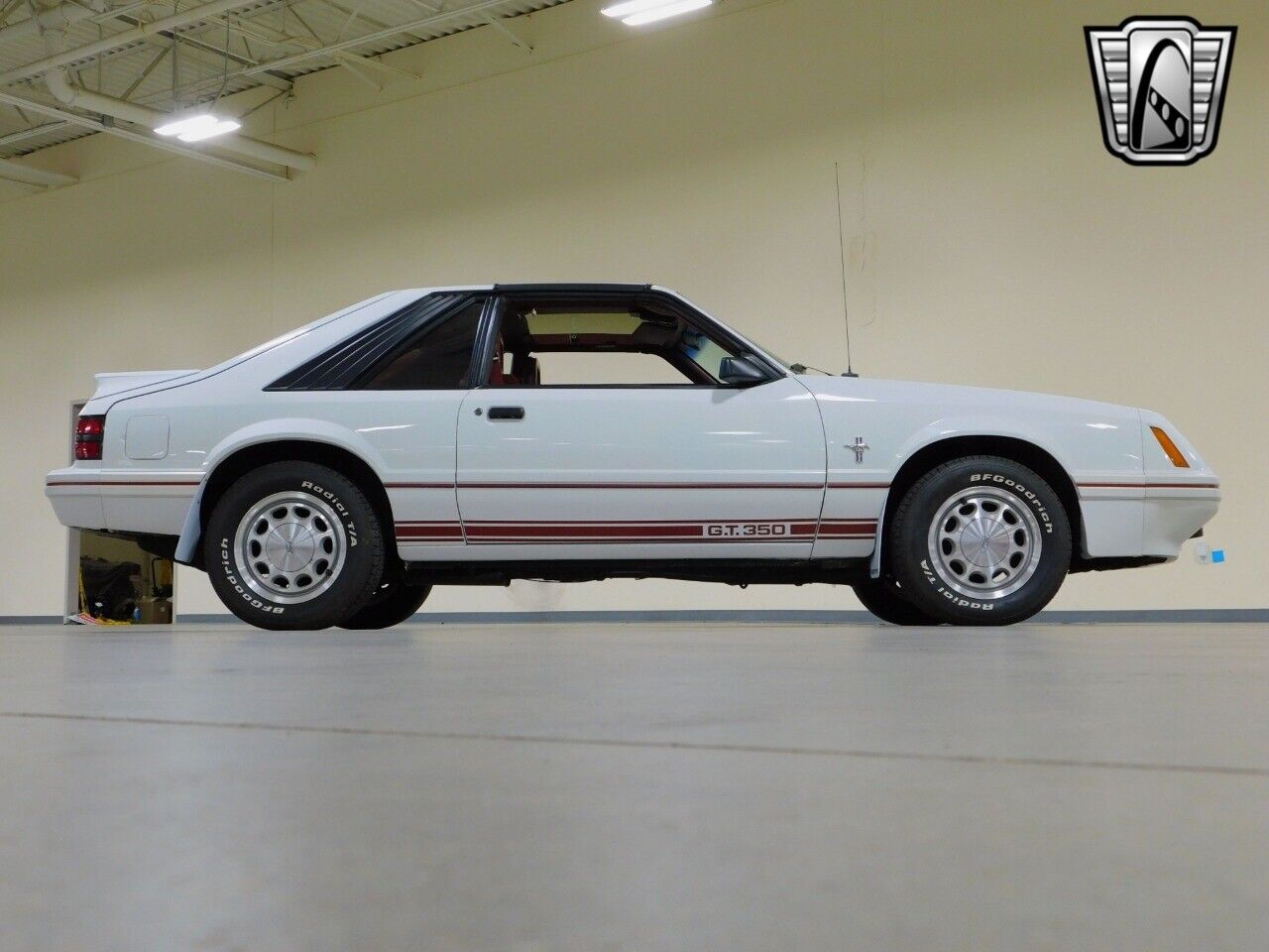 Ford-Mustang-Coupe-1984-White-Red-31521-5