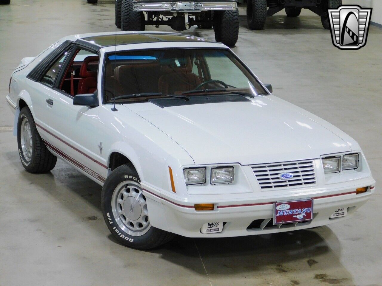 Ford-Mustang-Coupe-1984-White-Red-31521-6