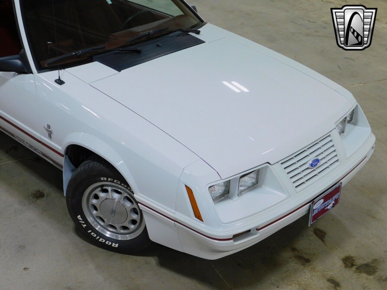 Ford-Mustang-Coupe-1984-White-Red-31521-7