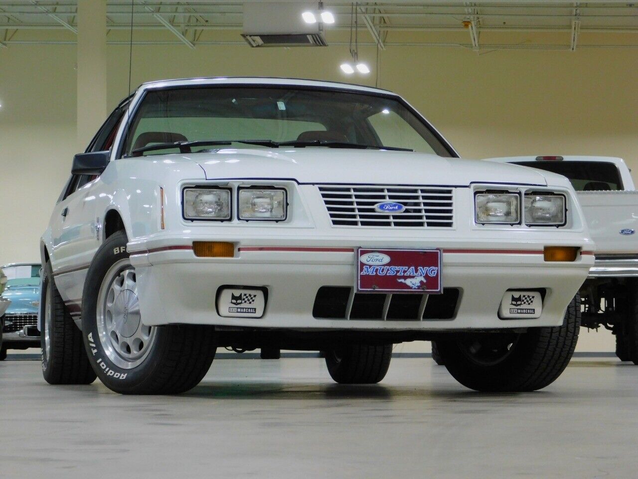 Ford-Mustang-Coupe-1984-White-Red-31521-8