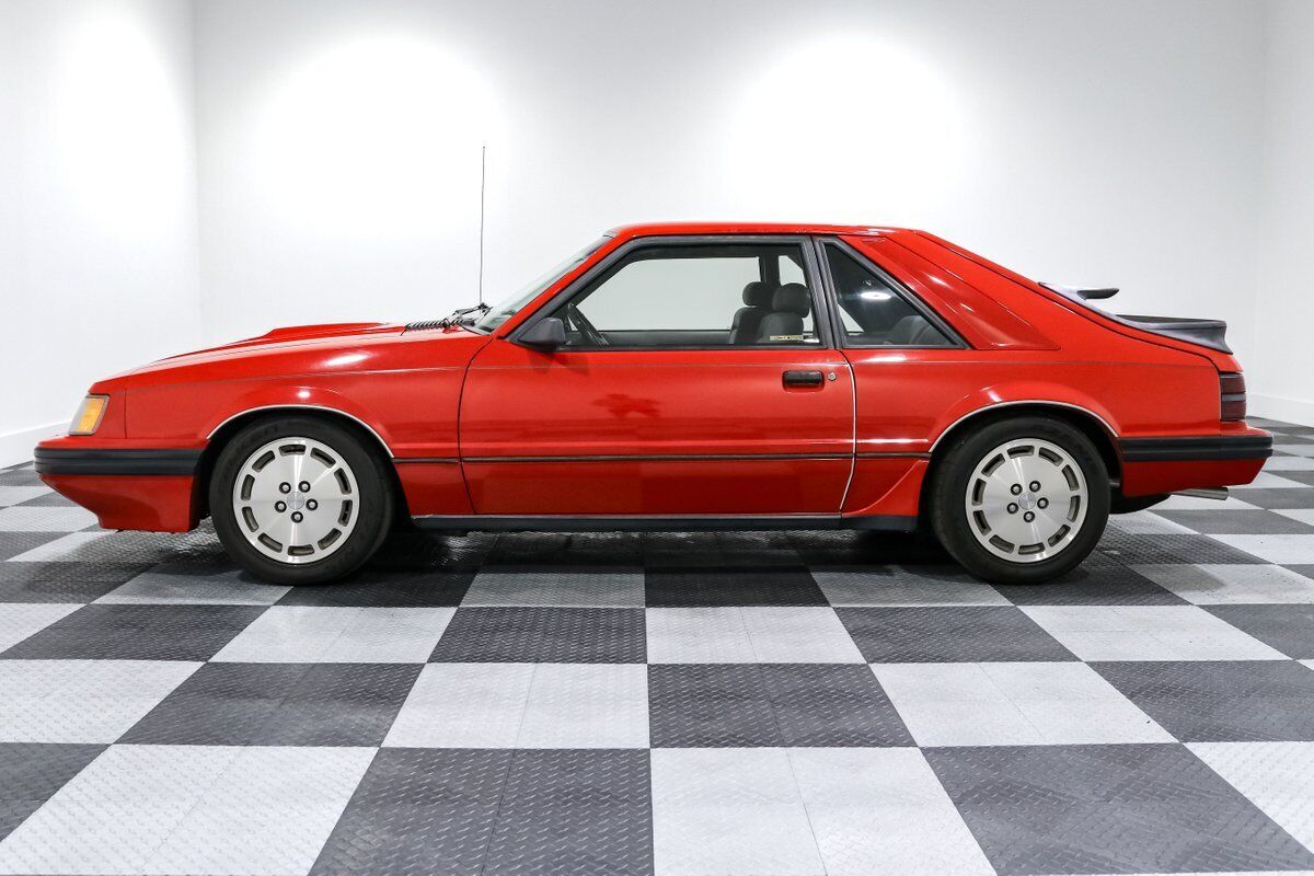 Ford-Mustang-Coupe-1985-Red-Gray-110694-3