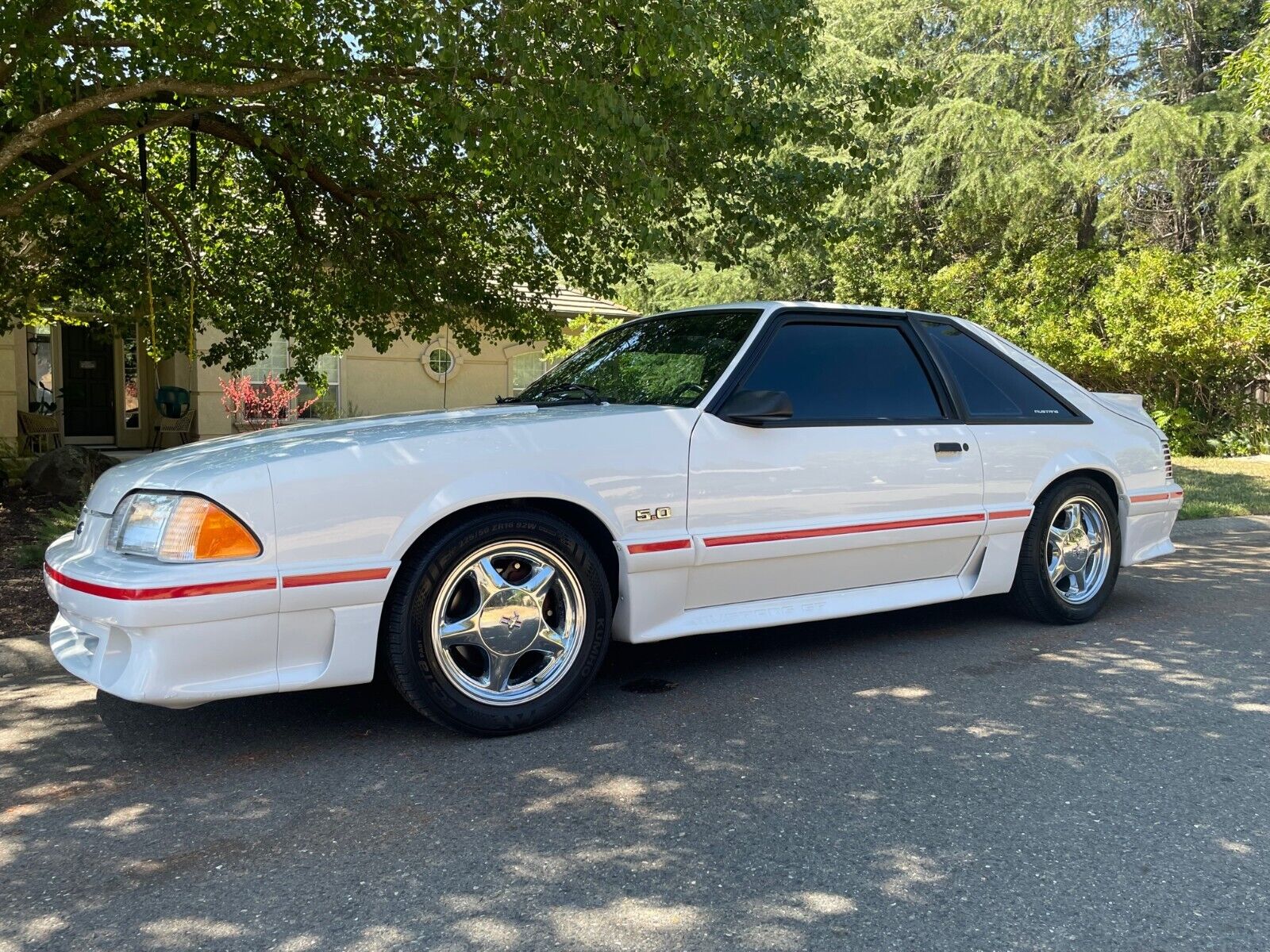 Ford-Mustang-Coupe-1987-White-Red-147738-2