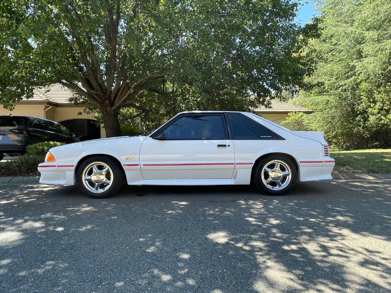 Ford-Mustang-Coupe-1987-White-Red-147738-3