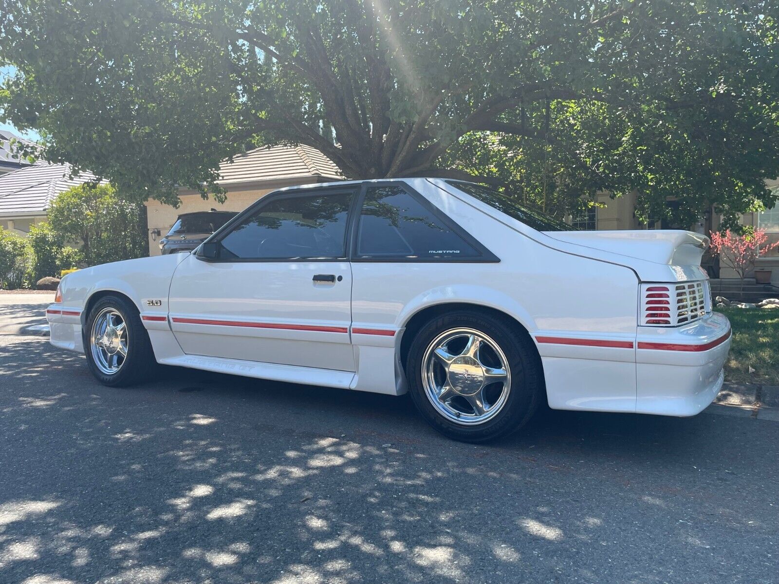 Ford-Mustang-Coupe-1987-White-Red-147738-9