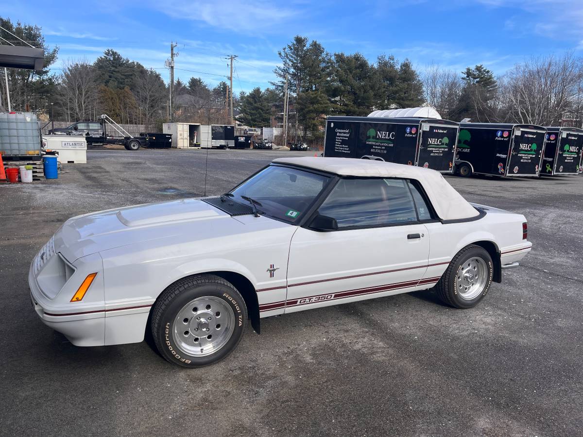 Ford-Mustang-convertible-1984-white-35302-1