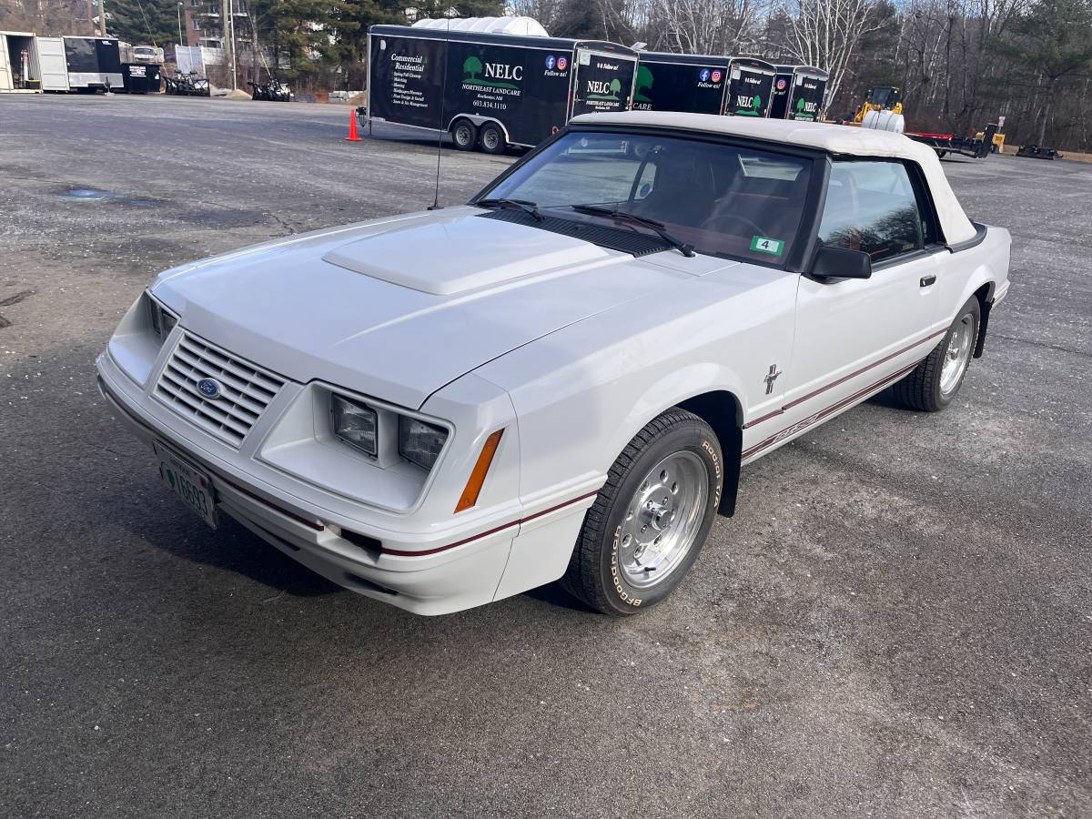 Ford-Mustang-convertible-1984-white-35302