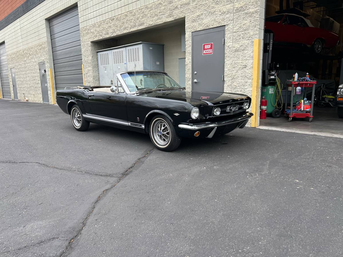 Ford-Mustang-gt-convertible-1965-black-160932-2