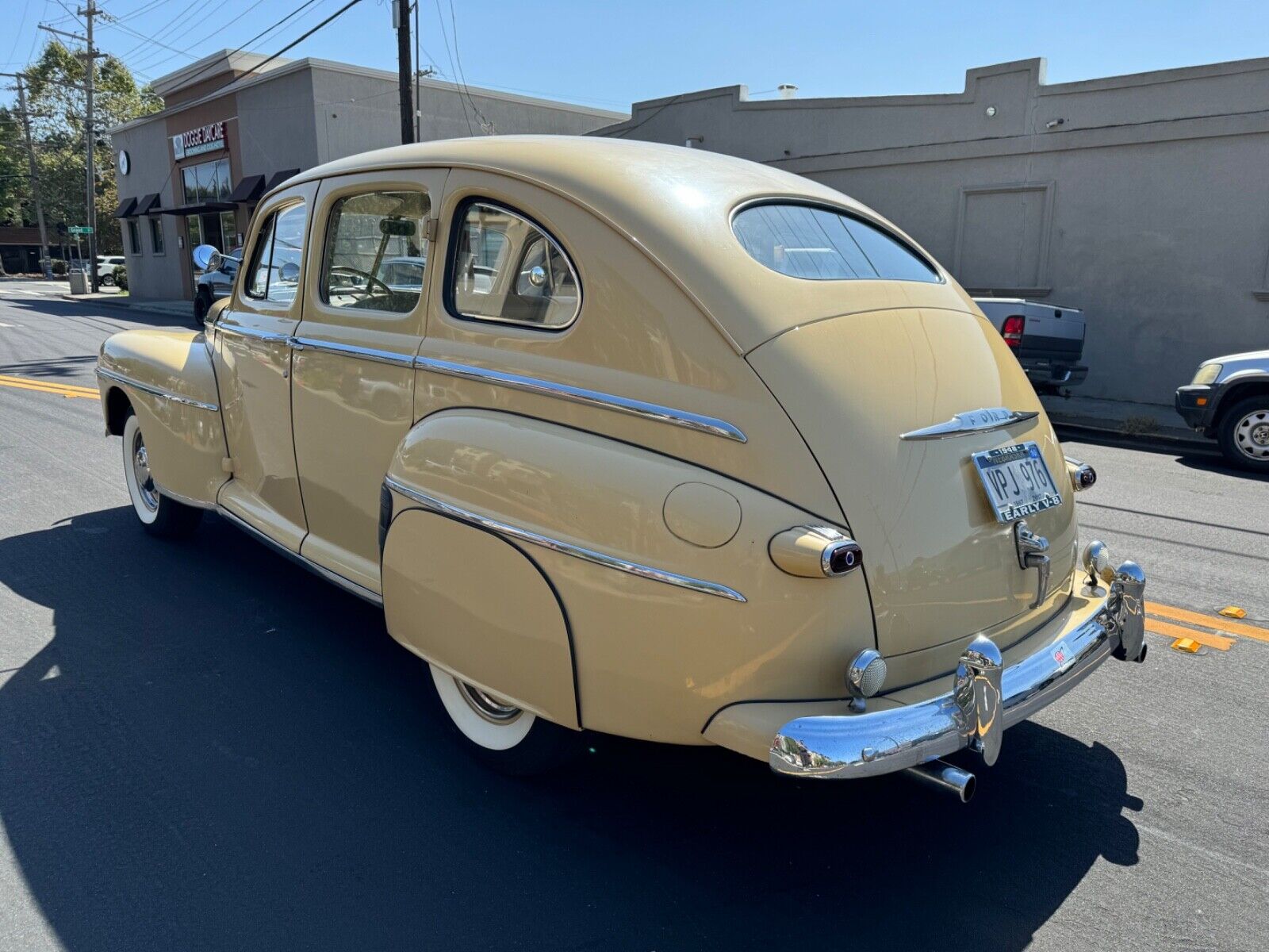 Ford-Other-Berline-1948-Yellow-213671-3