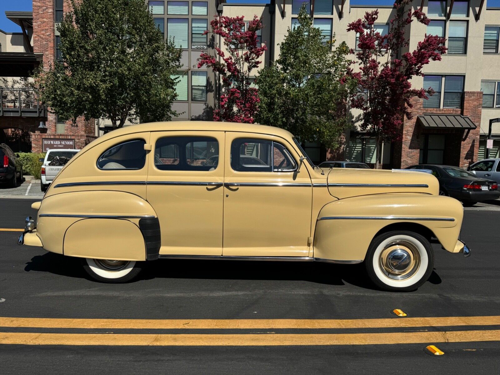 Ford-Other-Berline-1948-Yellow-213671-6