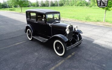 Ford-Sedan-1931-Black-Green-2810-10