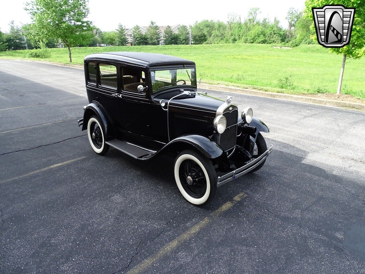 Ford-Sedan-1931-Black-Green-2810-10