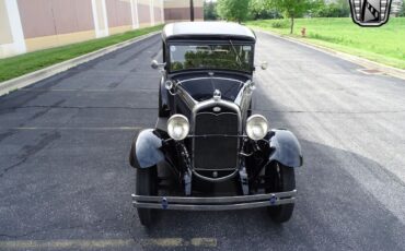 Ford-Sedan-1931-Black-Green-2810-11