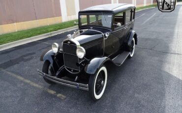 Ford-Sedan-1931-Black-Green-2810-3