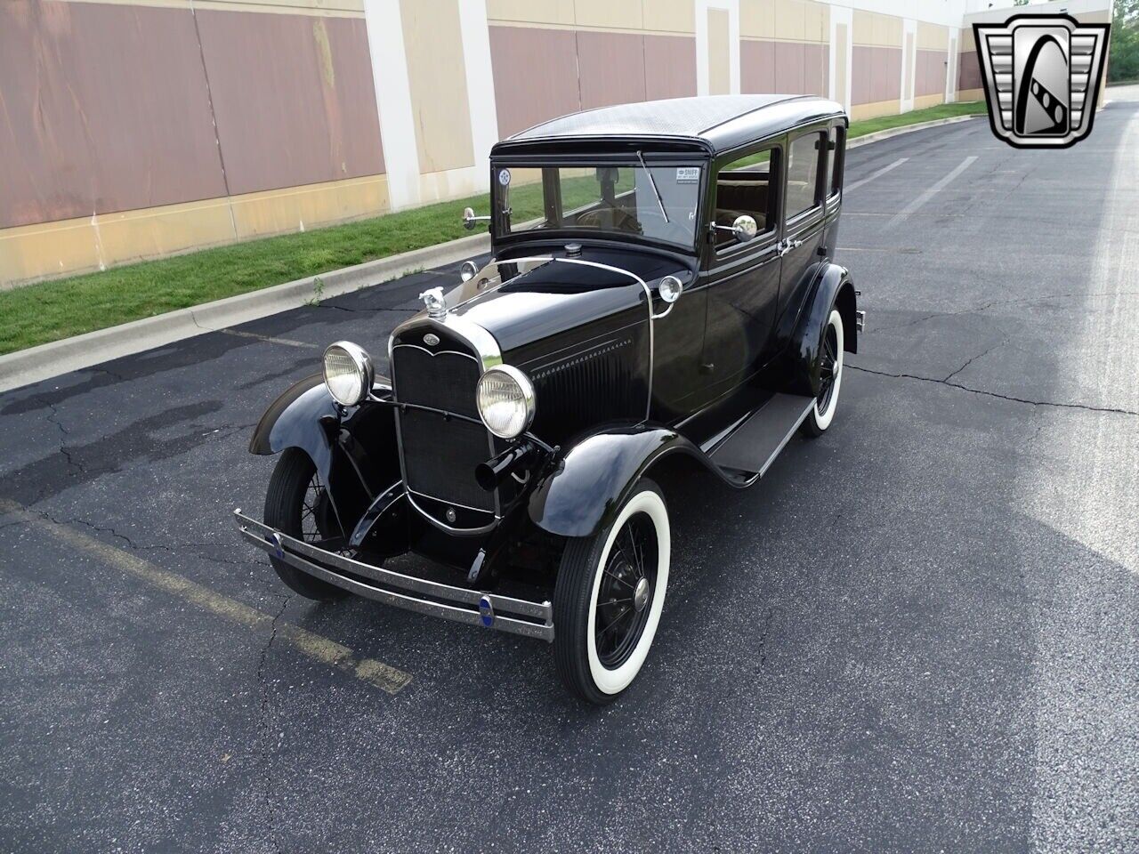 Ford-Sedan-1931-Black-Green-2810-3