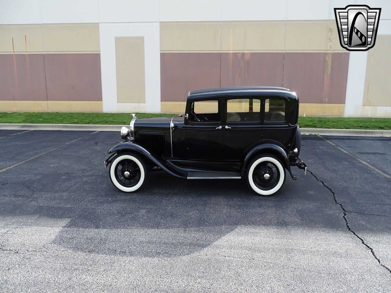 Ford-Sedan-1931-Black-Green-2810-5