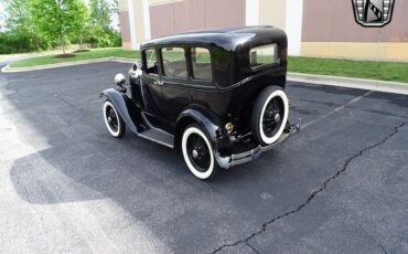 Ford-Sedan-1931-Black-Green-2810-6