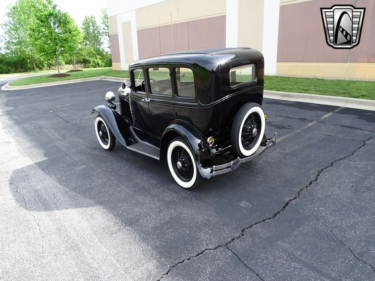 Ford-Sedan-1931-Black-Green-2810-6