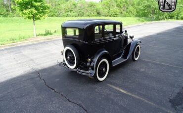 Ford-Sedan-1931-Black-Green-2810-8