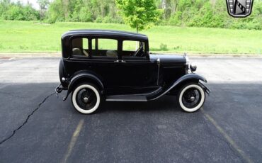 Ford-Sedan-1931-Black-Green-2810-9