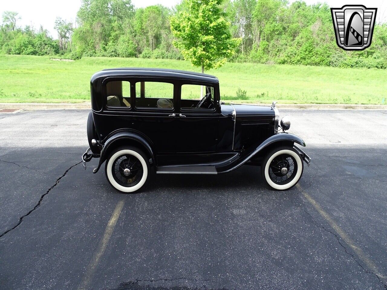 Ford-Sedan-1931-Black-Green-2810-9