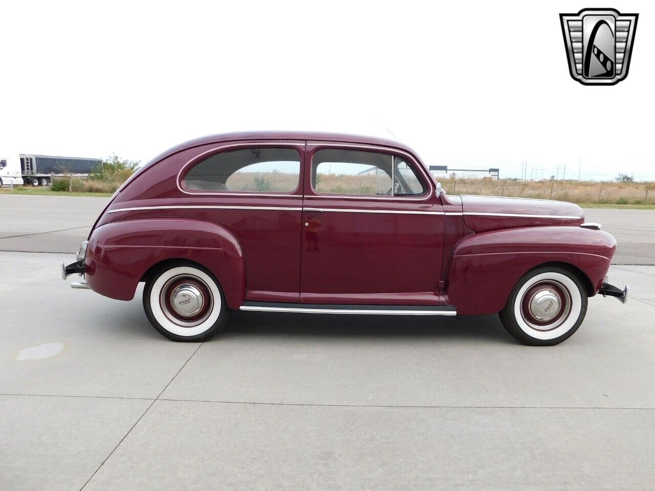 Ford-Super-Deluxe-1941-Burgundy-Tan-13758-3