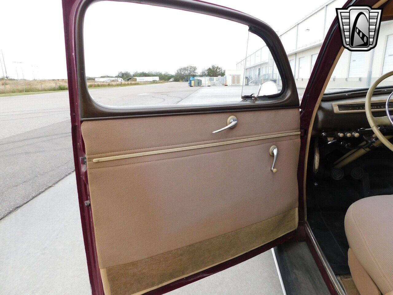 Ford-Super-Deluxe-1941-Burgundy-Tan-13758-8