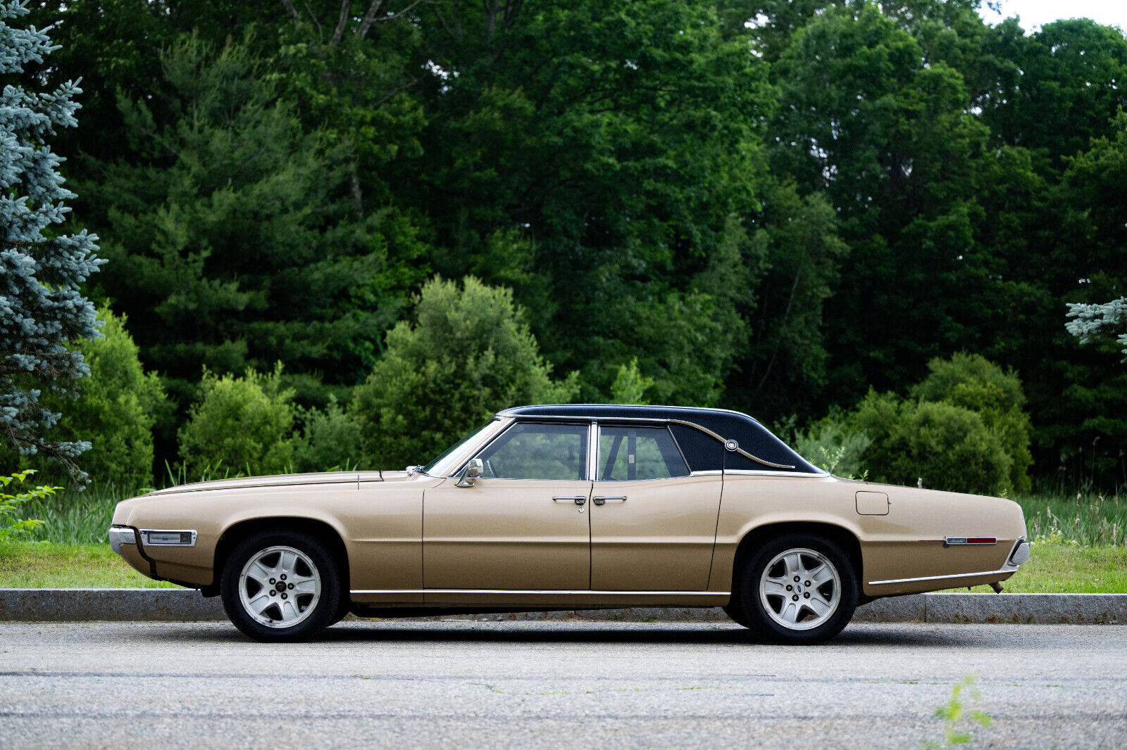 Ford-Thunderbird-Berline-1968-Gold-Black-82077-1