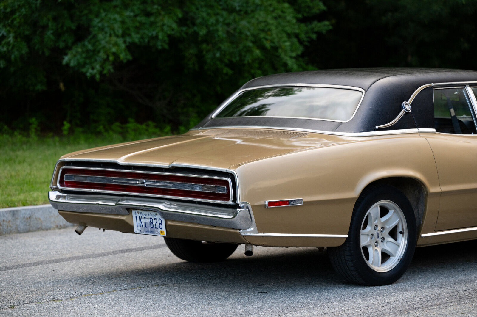 Ford-Thunderbird-Berline-1968-Gold-Black-82077-10