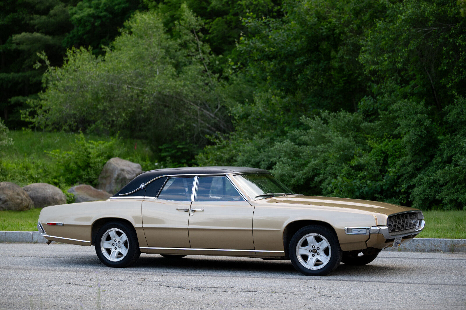 Ford-Thunderbird-Berline-1968-Gold-Black-82077-11