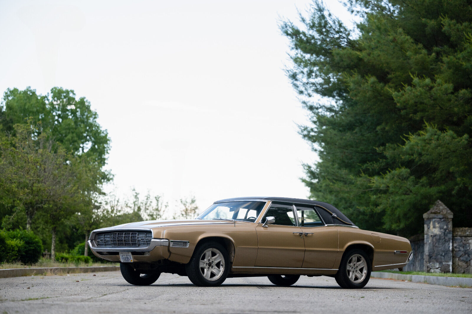 Ford-Thunderbird-Berline-1968-Gold-Black-82077-2