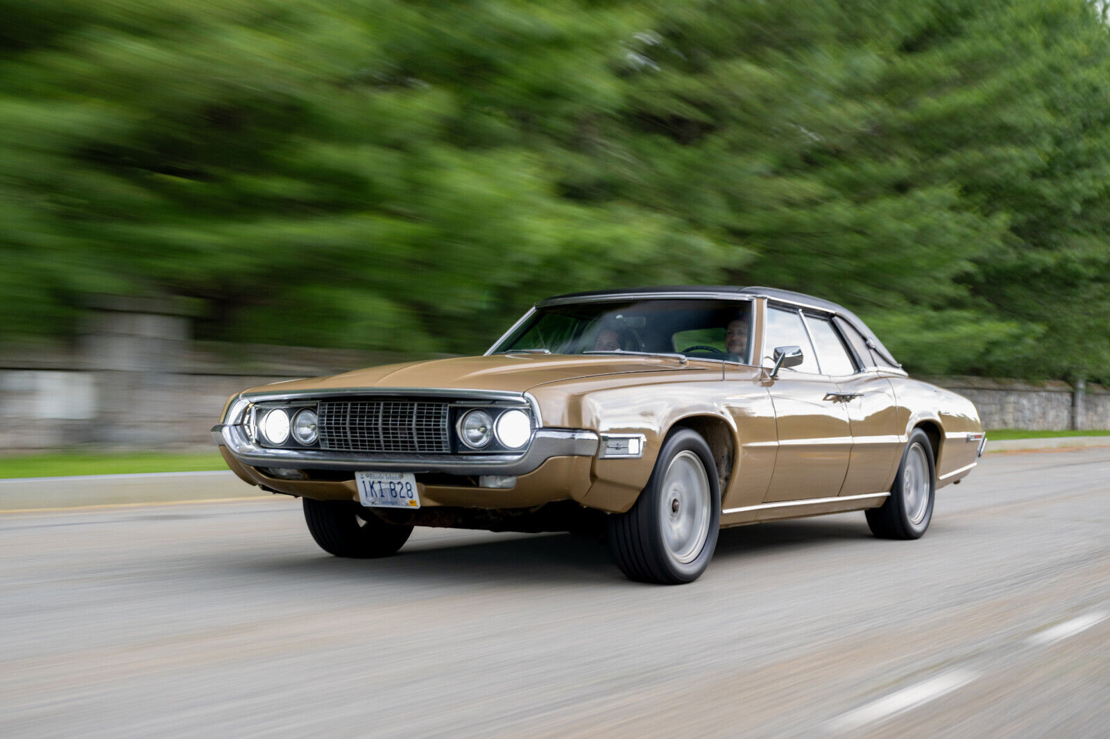 Ford-Thunderbird-Berline-1968-Gold-Black-82077-3