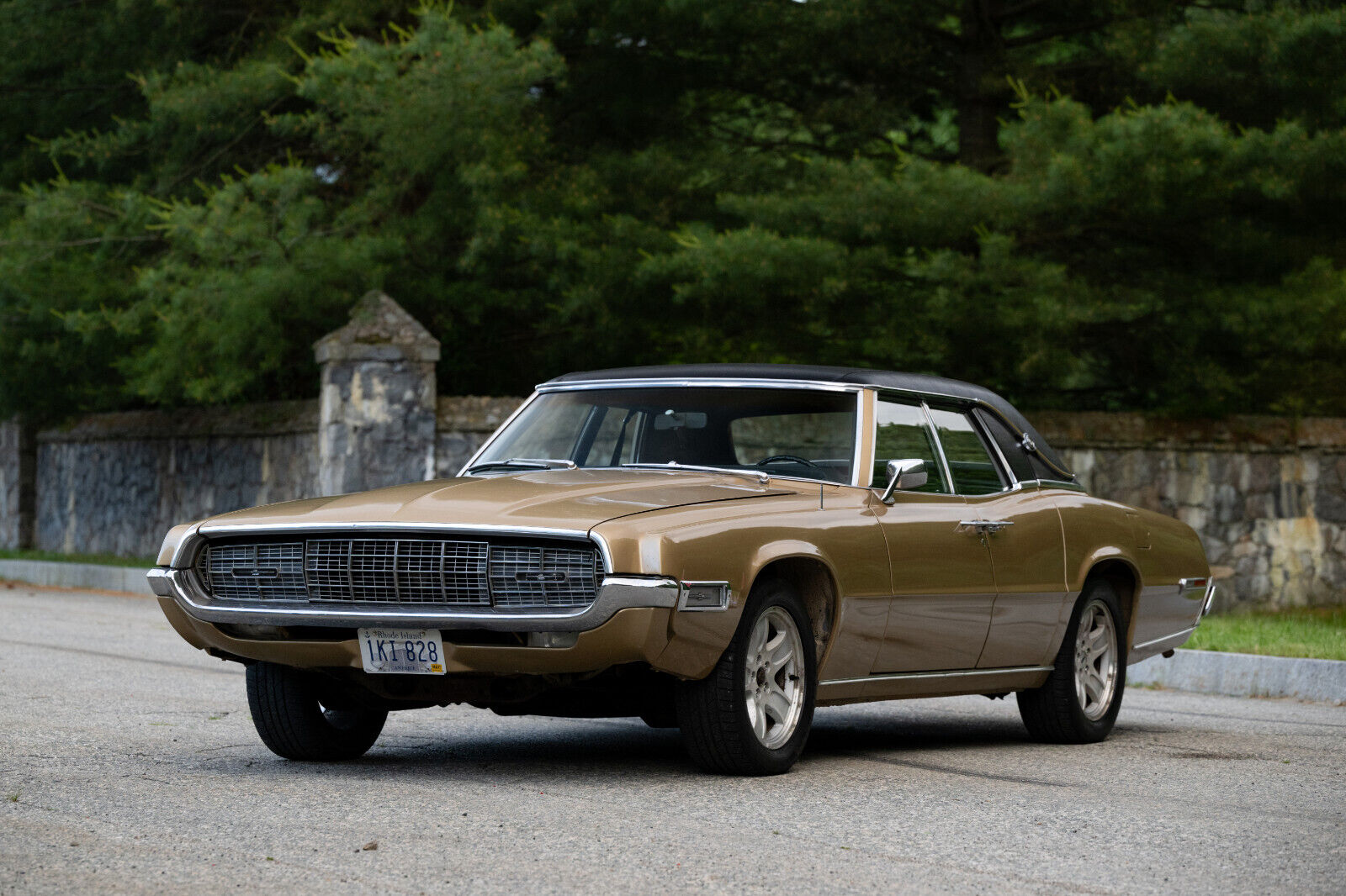 Ford-Thunderbird-Berline-1968-Gold-Black-82077-4