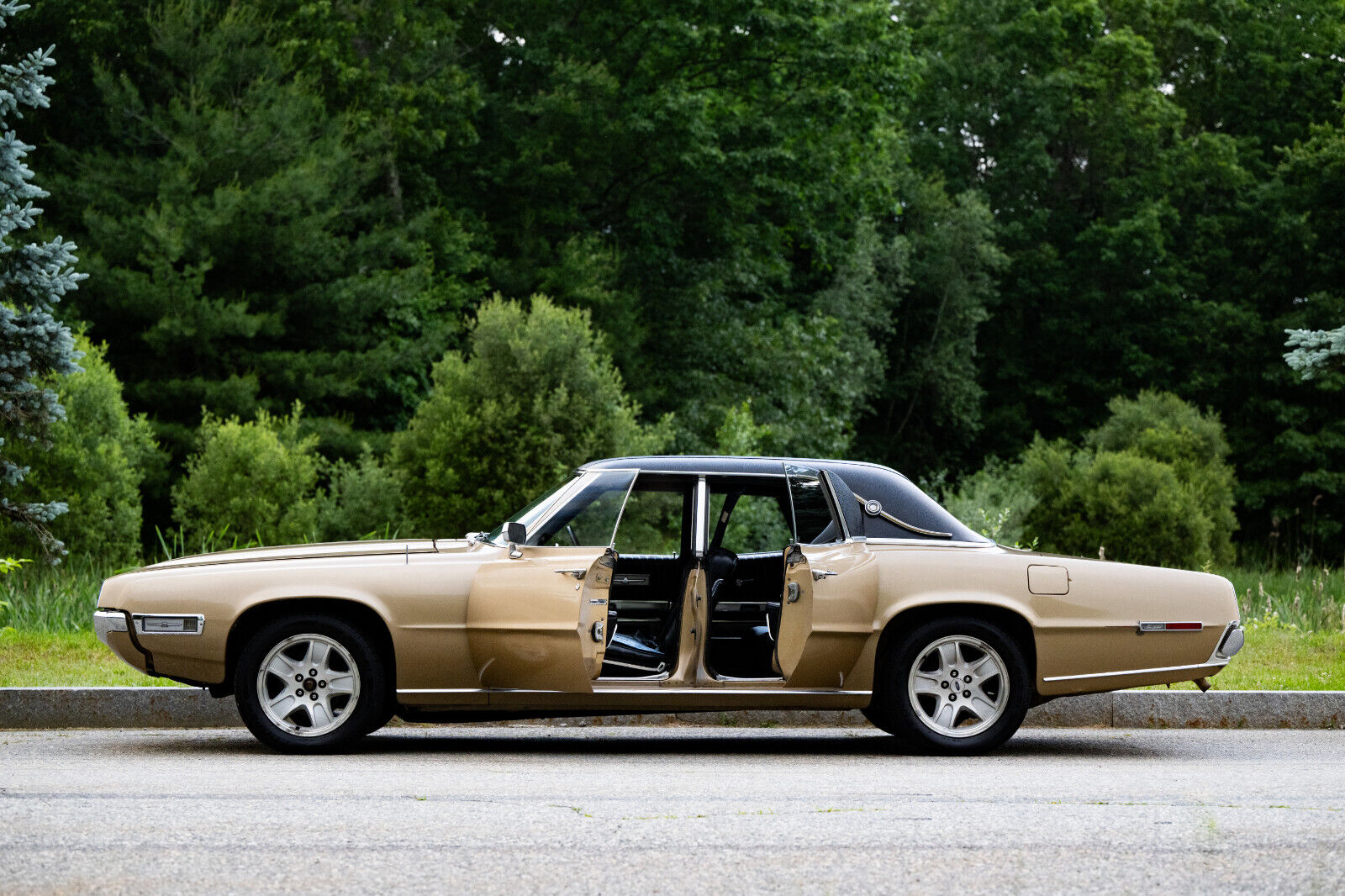 Ford-Thunderbird-Berline-1968-Gold-Black-82077-5