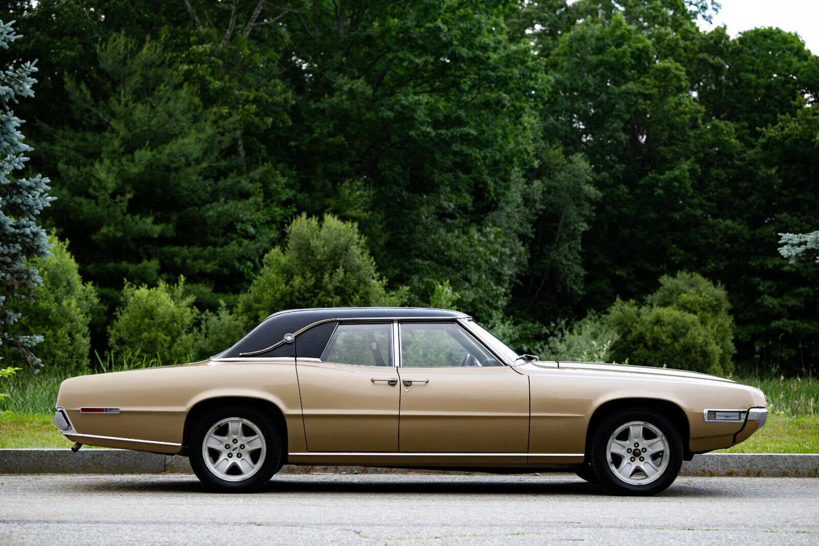 Ford-Thunderbird-Berline-1968-Gold-Black-82077-6