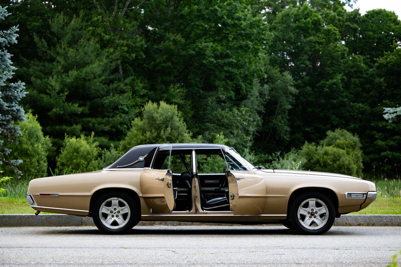 Ford-Thunderbird-Berline-1968-Gold-Black-82077-7